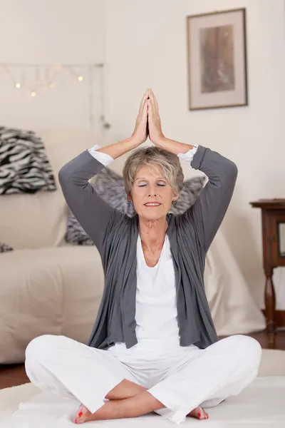 Mujer mayor relajada durante el yoga — Foto de Stock