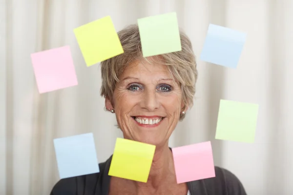 Sorridente donna anziana con appunti appiccicosi — Foto Stock