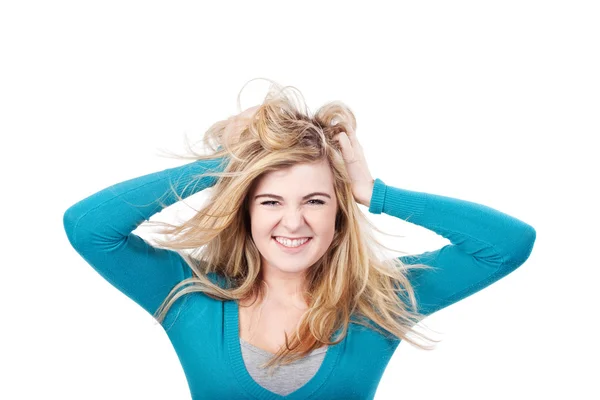 Veselá dospívající dívka probírat její blond vlasy — Stock fotografie