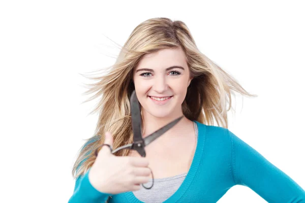 Söta tonårsflicka med långa blonda hår och sax — Stockfoto