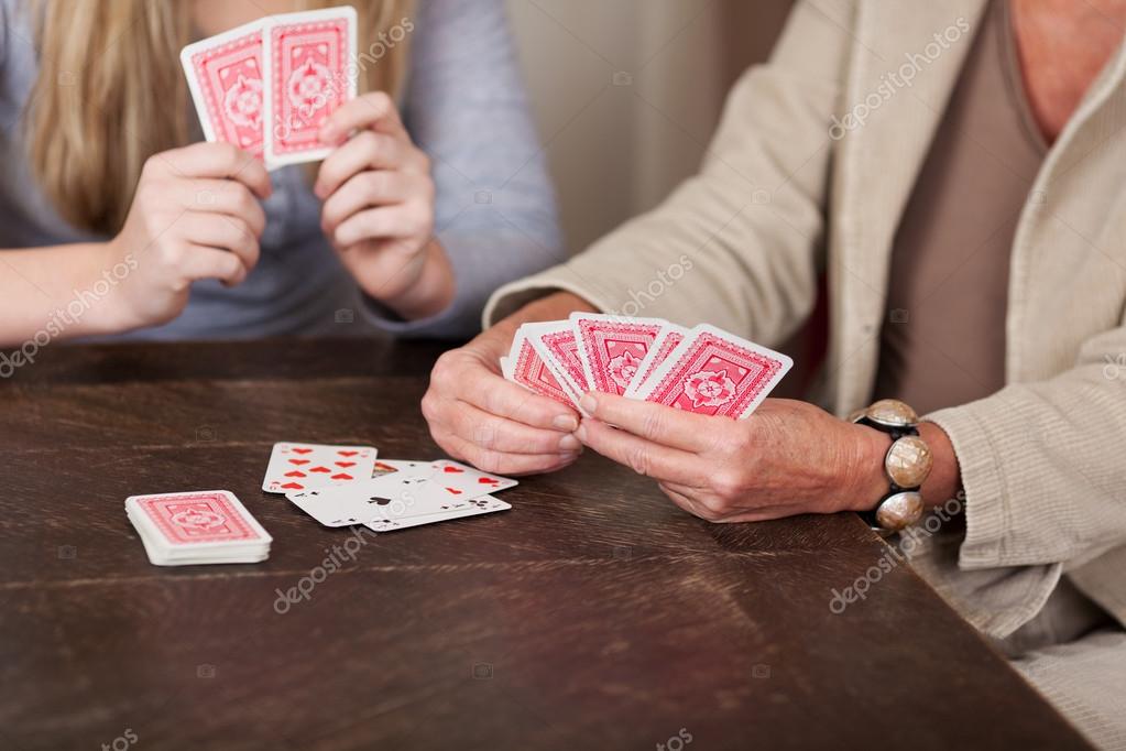 На женщину играют в карты фото игра в карты покер как играть