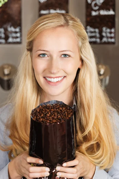 Giovane cameriera holding caffè borsa — Foto Stock