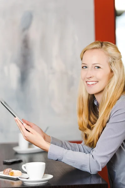 Kvinnlig kund använder digital tablet på café bord — Stockfoto