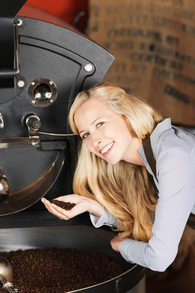 Woman checking quality of coffeebeans — Stock Photo, Image