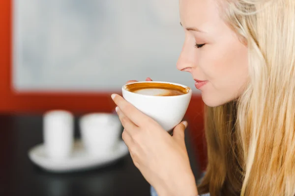 Woman loves coffee — Stock Photo, Image
