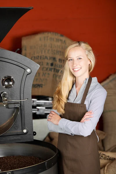 Lachende vrouw produceren gebrande koffiebonen — Stockfoto