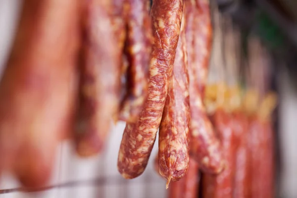 Saucisses suspendues dans la boutique — Photo