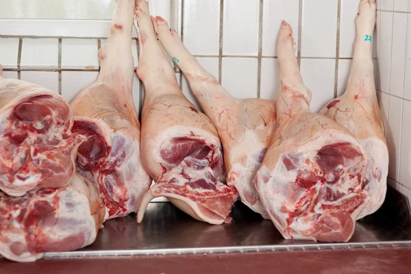 Gambe di maiale visualizzate in macelleria — Foto Stock