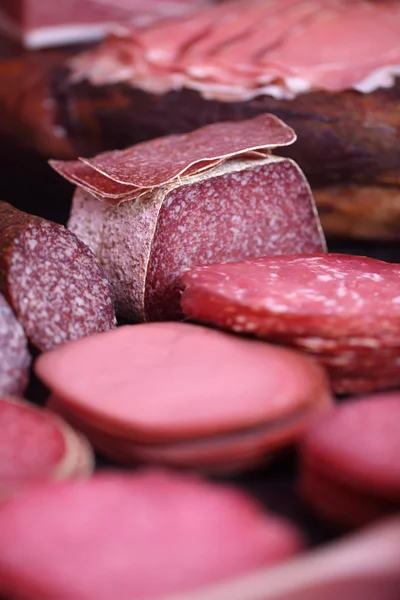 Salami skivor på slakteributiker — Stockfoto