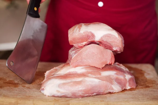 Raw meat with a cleaver — Stock Photo, Image