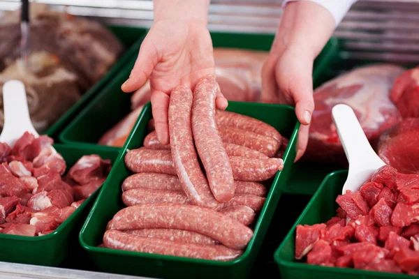 Salsiccia cruda in macelleria — Foto Stock