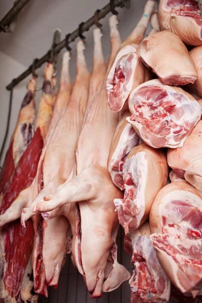 Carne de porco pendurada no caminho na loja — Fotografia de Stock