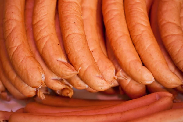 Embutidos en exhibición en la tienda — Foto de Stock