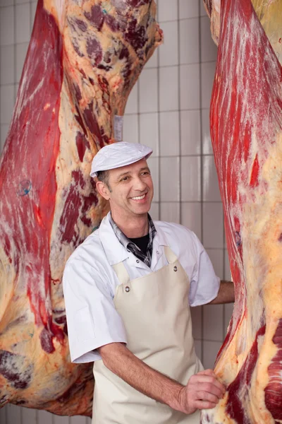 Vertrouwen werknemer in een slagerij — Stockfoto
