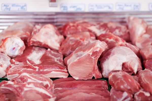 Свежее мясо выставлено на обозрение в мясной лавке — стоковое фото