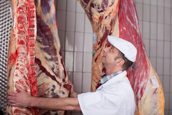 Açougueiro verificação da qualidade da carne de bovino — Fotografia de Stock