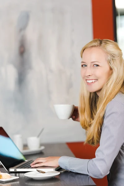 Frau benutzt Laptop im Café — Stockfoto