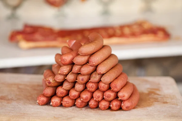 Staplade korv på slakteributiker counter — Stockfoto