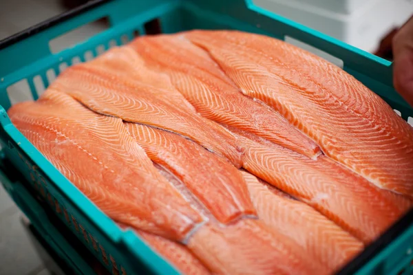 Peixes fatiados na caixa — Fotografia de Stock