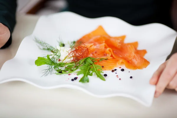 Fette di salmone in piatto sul piatto al ristorante — Foto Stock