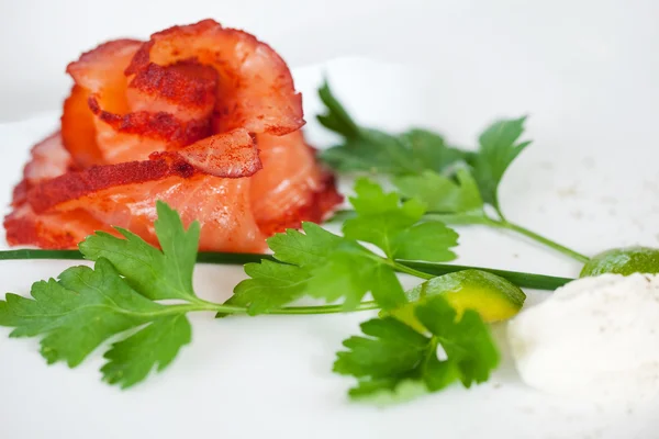 Salmão fumado em forma de rosa — Fotografia de Stock