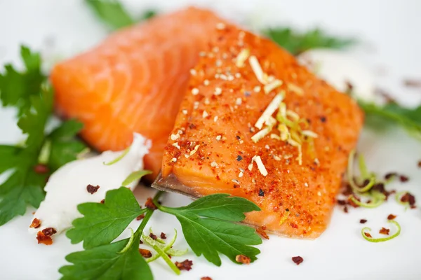 Primo piano di fette di salmone in piatto — Foto Stock