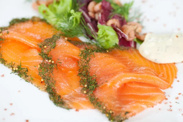 Salmone affettato fresco con erbe aromatiche — Foto Stock