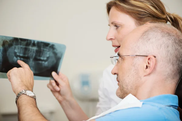 Dentista e paziente — Foto Stock