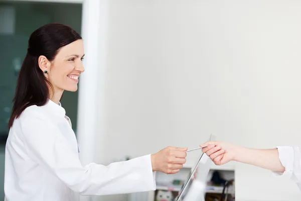 Assistente médico e cartão de seguro — Fotografia de Stock