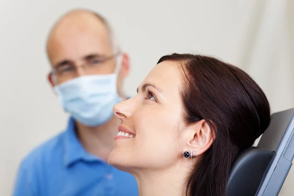Dość pacjentki uśmiechający się w stomatologii — Zdjęcie stockowe