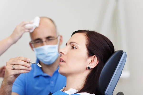 Paciente mujer ansiosa en el dentista — Foto de Stock