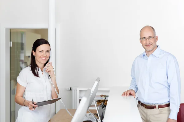 Medical assistant and patient at reception — Stock Photo, Image