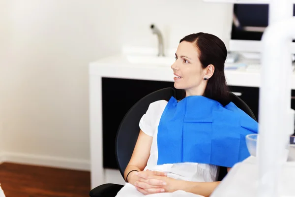 Patiënt Looking Away zittend In van tandarts kliniek — Stockfoto