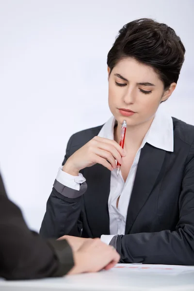 Young Businesswomen Discussing In Meeting At Desk — Stock Photo, Image