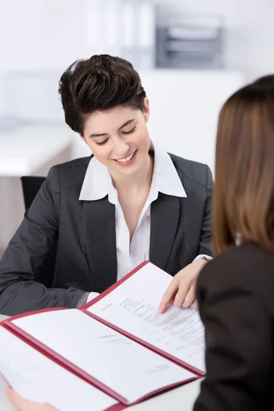 Candidato mirando CV en la oficina — Foto de Stock