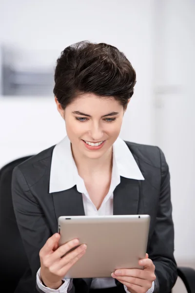 Geschäftsfrau liest Tablet-PC — Stockfoto