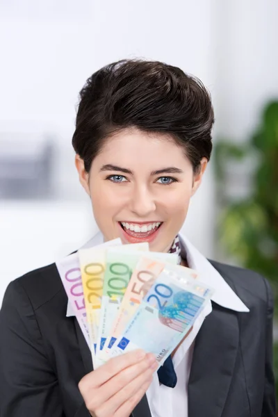 Femme d'affaires tenant un ventilateur de billets en euros — Photo