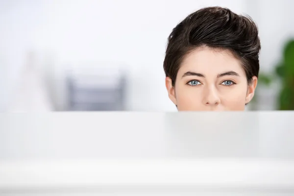 Businesswoman Looking At Camera In Cubicle — Stock Photo, Image