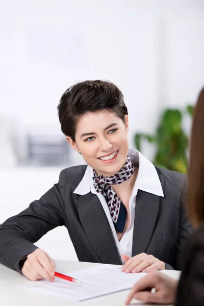 Supervisor de relações com o cliente sorridente — Fotografia de Stock