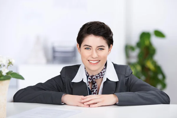 Vackra receptionist med ett välkomnande leende — Stockfoto