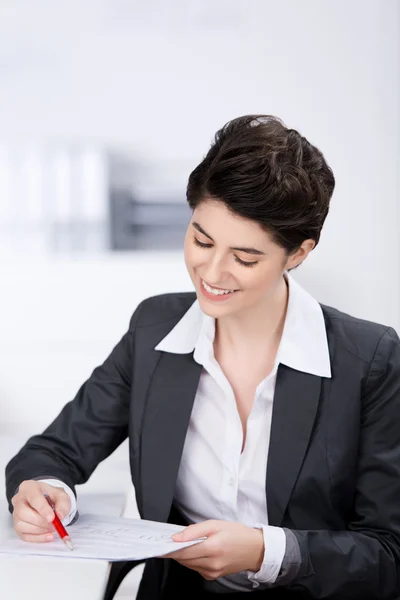 Geschäftsfrau macht sich Notizen — Stockfoto