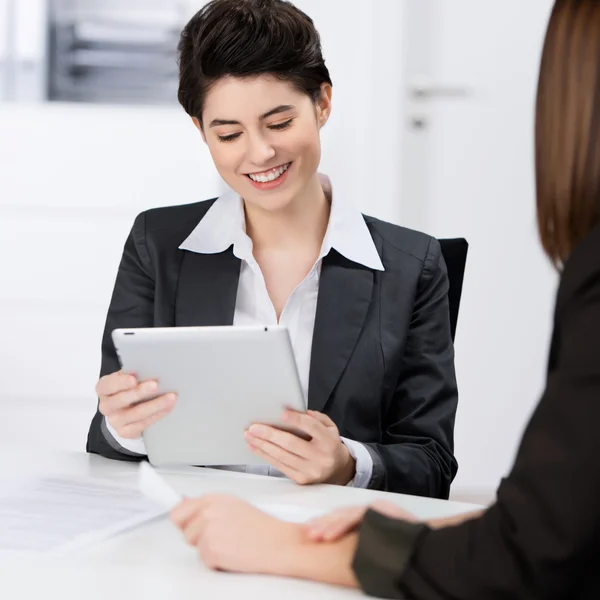 Zakenvrouw digitale tablet met collega — Stockfoto