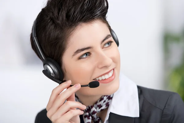 Atendimento ao cliente conversa executiva no fone de ouvido no escritório — Fotografia de Stock