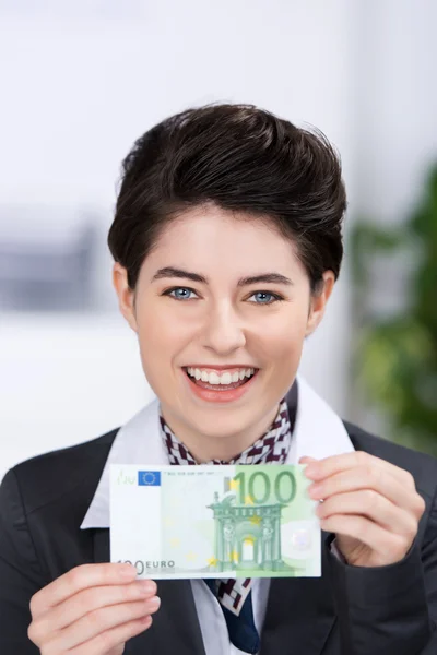 Affärskvinna anläggning hundra eurosedeln i office — Stockfoto