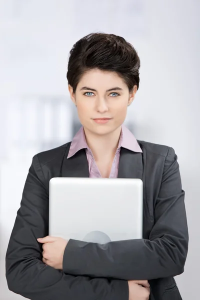 Affärskvinna med bärbar dator på kontoret — Stockfoto