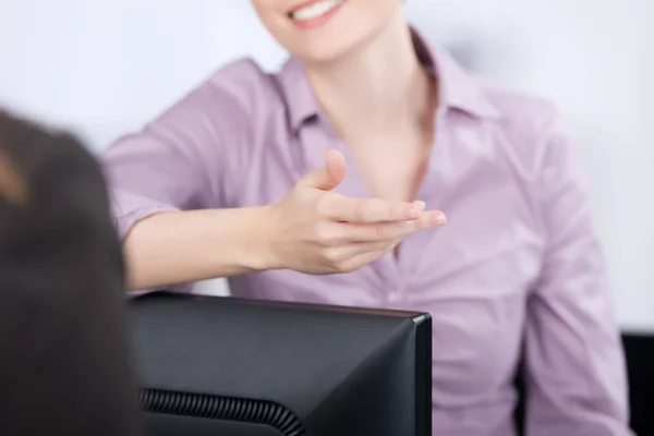 Affärskvinna gestikulerande vid kommunikation med medarbetare — Stockfoto