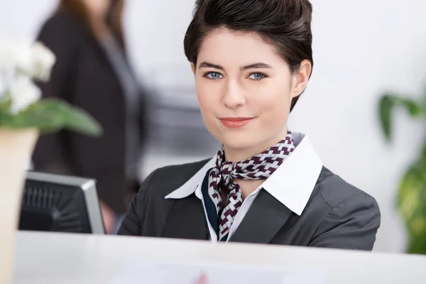 Självsäker ung receptionist i receptionen — Stockfoto