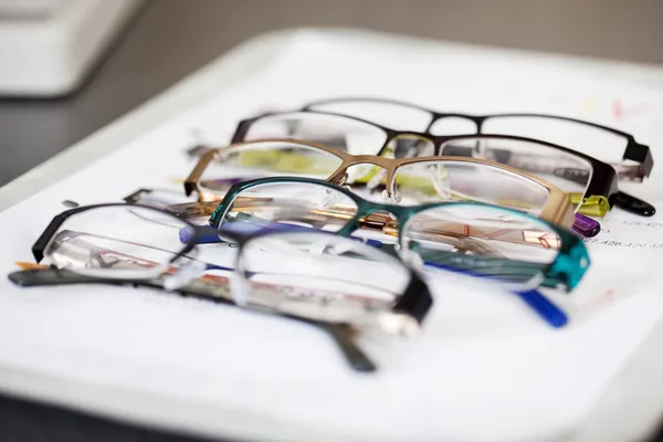 Various eyeglasses lying on a tray — Stock Photo, Image