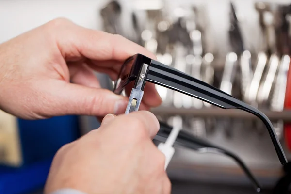 Optician fixing frame — Stock Photo, Image