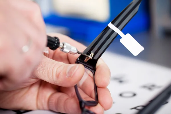 Optician's Hands Repairing New Glasses — Stock Photo, Image